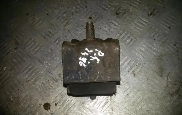 Mercedes-Benz ML W163 Engine mount bracket