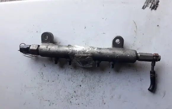 Nissan X-Trail T30 Fuel distributor 09H0098