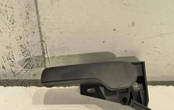 Volkswagen PASSAT B6 Engine bonnet (hood) release handle 1K1823633