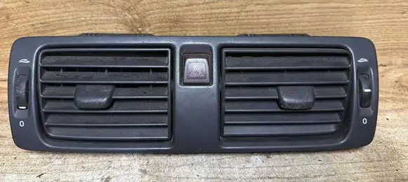 Volvo V50 Dash center air vent grill Y01144