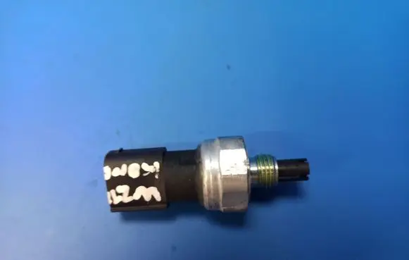 Mercedes-Benz E W211 Air conditioning (A/C) pressure sensor A2038300472