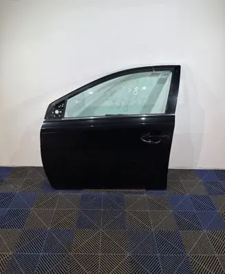 Toyota Auris E180 Front door 