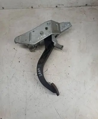 Opel Astra H Clutch pedal 