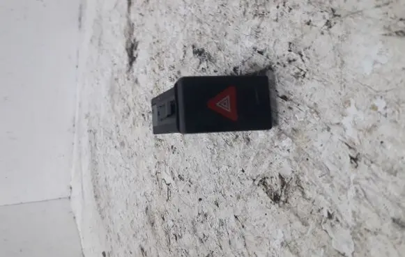 Volkswagen PASSAT B5 Hazard light switch