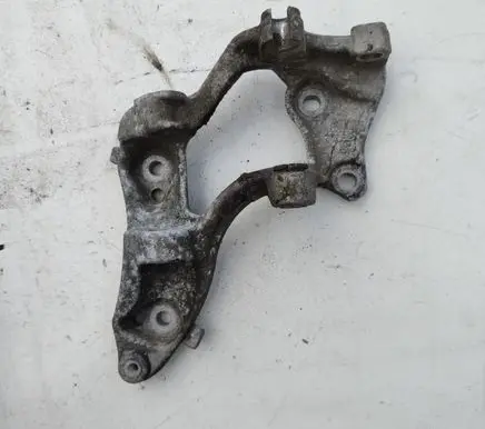 Peugeot 407 Engine mounting bracket 9655652980