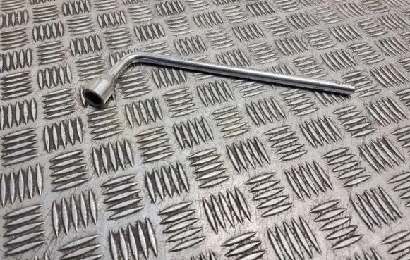 Mercedes-Benz E W212 Wheel nut wrench A2215810001