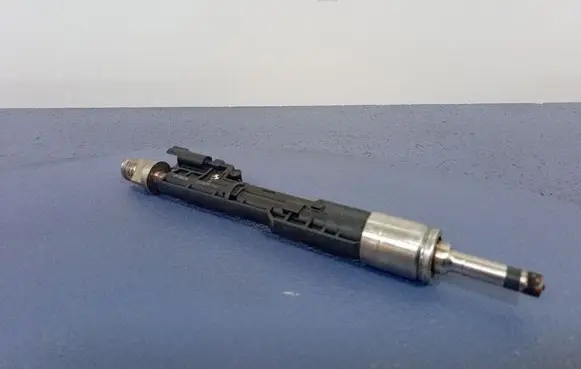BMW 7 G11 G12 Fuel injector 8638255