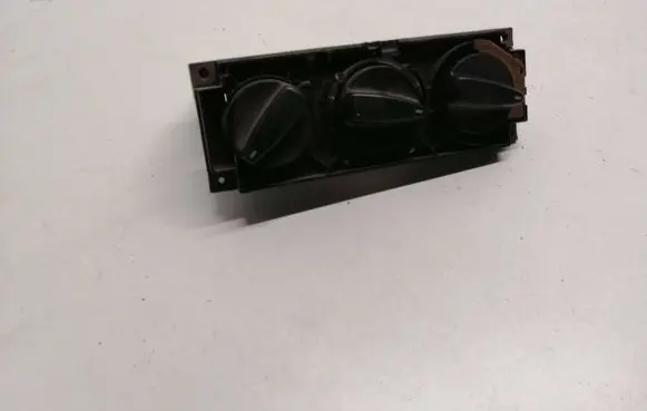 Volkswagen Golf III Climate control unit 1H0819045A 1H0820045