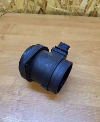Volvo V70 Mass air flow meter 30677999 0281002730