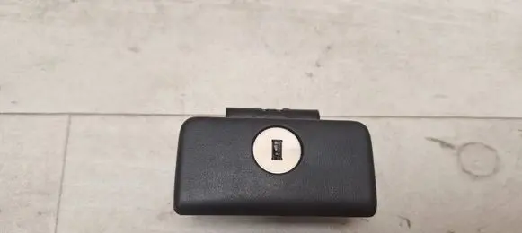 Toyota Yaris Glove box lock 