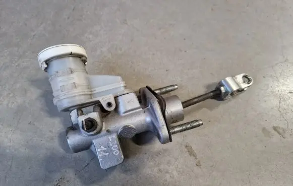 Mitsubishi L200 Clutch master cylinder