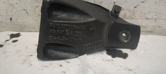 BMW 5 E60 E61 Engine mounting bracket 6771072