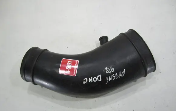 Volkswagen PASSAT B3 Turbo air intake inlet pipe/hose 051133379B