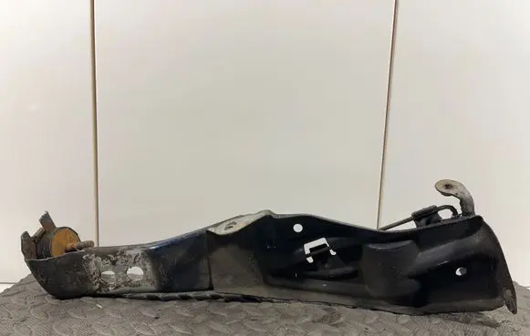 Audi A6 S6 C4 4A Radiator mount bracket 4A0805807