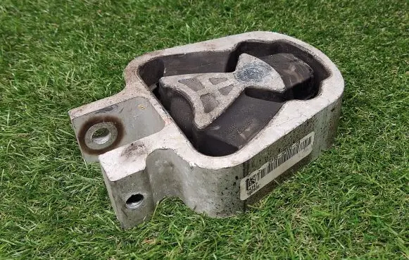 Ford Fusion II Engine mount bracket DP536P082CB