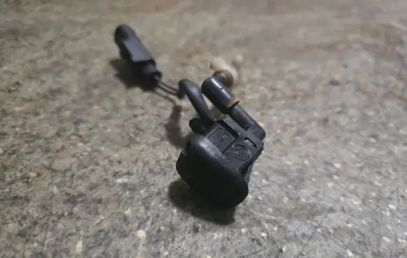 Windshield washer spray nozzle