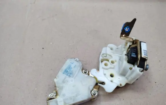 Nissan Terrano Rear door lock