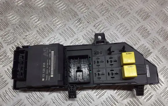 Opel Vectra C Relay mounting block 24443147