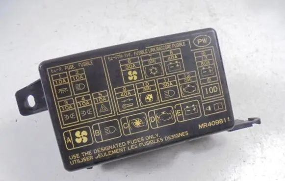 Mitsubishi Pajero Fuse box set MR409811