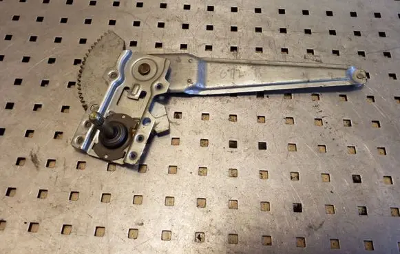 Rear door manual window regulator