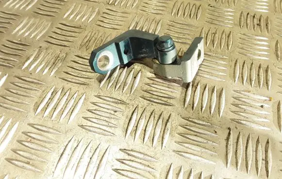Volkswagen Touran I Rear door upper hinge