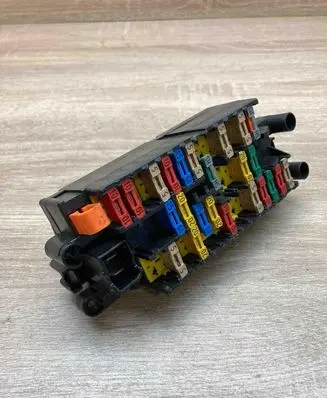 Peugeot 206 Fuse module 9635518180 189028