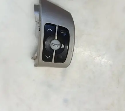 Toyota Yaris Steering wheel buttons/switches 75B412