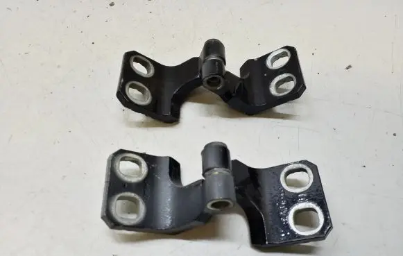 Maserati Quattroporte Front door hinge set A048903