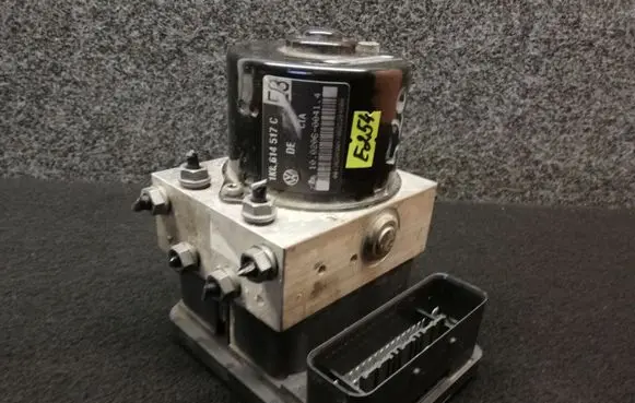 Volkswagen Golf V ABS Pump 1K0907379E 1K0614517C
