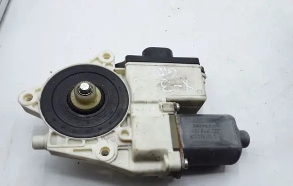 BMW X3 E83 Rear door window regulator motor 0130822236 69259662 S007083008