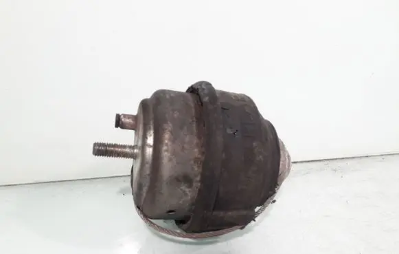 Volvo V70 Engine mount bracket 30666175