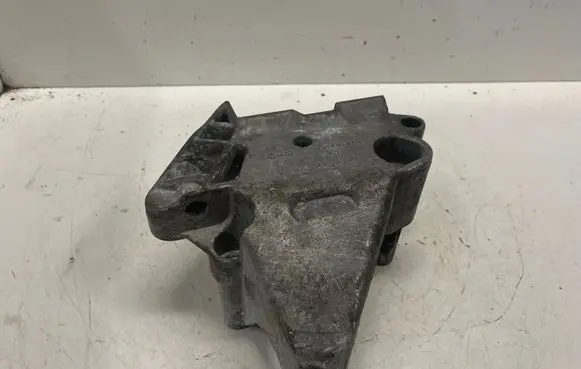 Volkswagen PASSAT B6 Engine mounting bracket 03G199207A V50051S32
