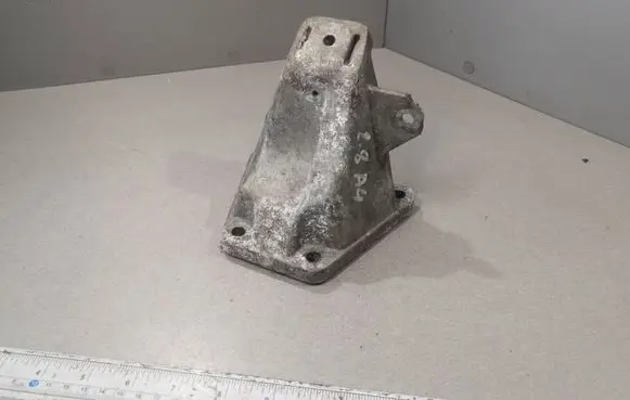 Audi A4 S4 B6 8E 8H Engine mounting bracket 8D0199308D