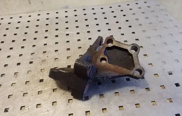 Toyota Corolla Verso E121 Engine mounting bracket