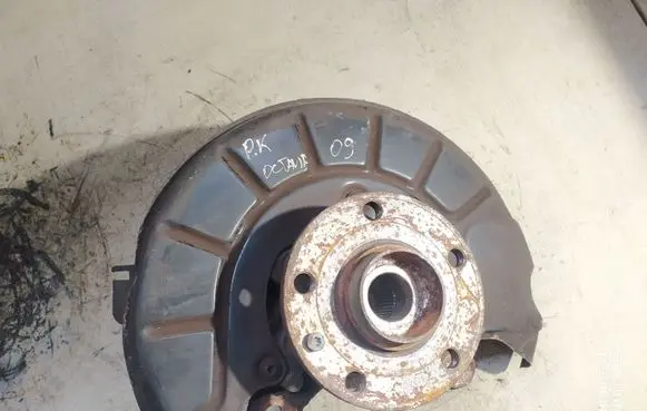 Skoda Octavia Mk2 (1Z) Front wheel hub