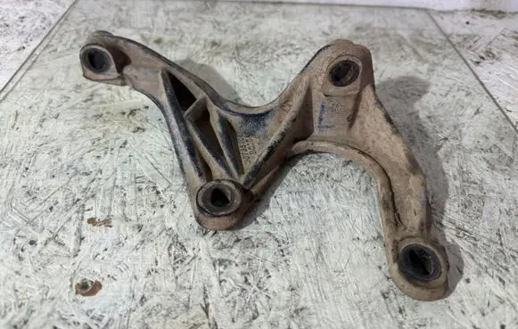 Volvo XC90 Engine mounting bracket 30735708