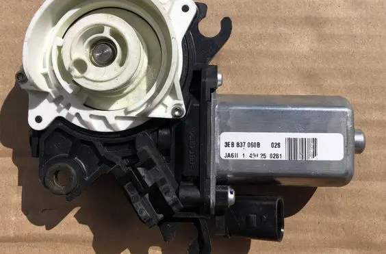 Volkswagen Touareg III Front door lock motor 3EB837060B 19709761