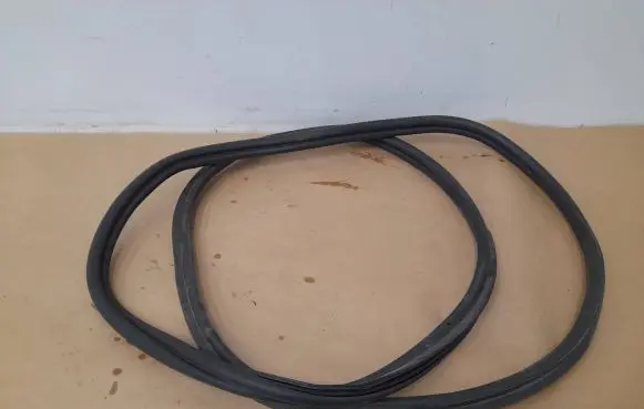 Trunk rubber seal (body)