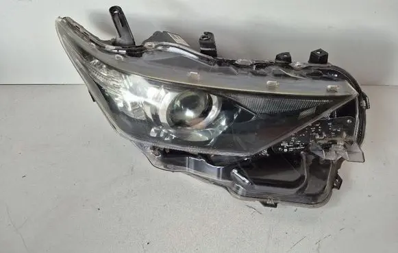 Toyota Verso Headlight/headlamp 811002K30