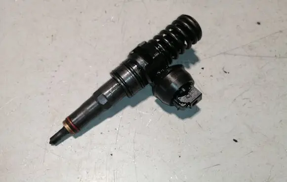 Volkswagen PASSAT B6 Fuel injector 038130073BQ 0414720312