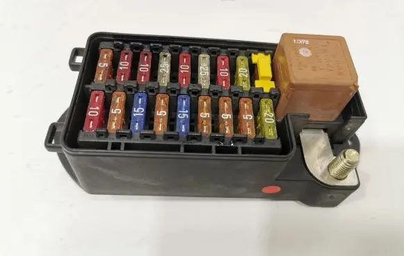 Jaguar XJ X308 Fuse module LNC2800BC