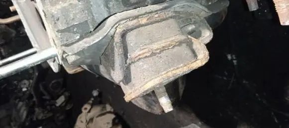 Subaru Forester SH Engine mount bracket