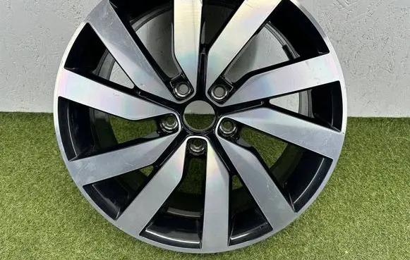 Volkswagen Touran III R18 alloy rim 5TA601025F 2752