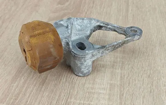 Engine mount bracket