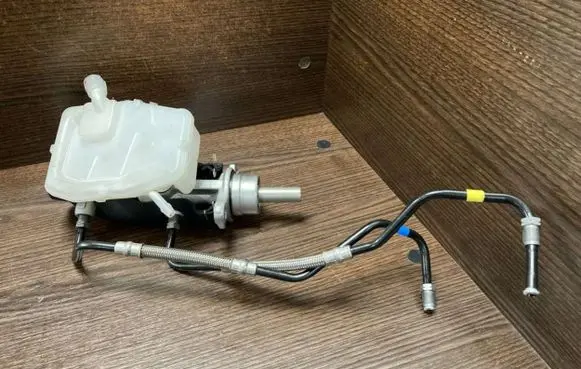 Renault Trafic III (X82) Master brake cylinder 460913484R 460892127R