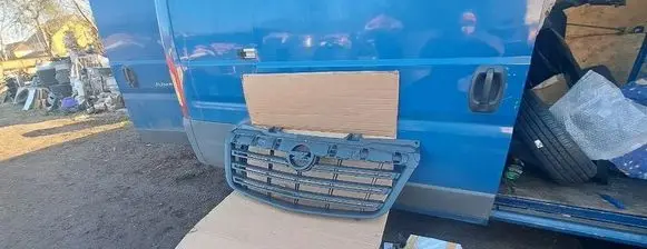 Opel Movano B Front bumper upper radiator grill 623109857R