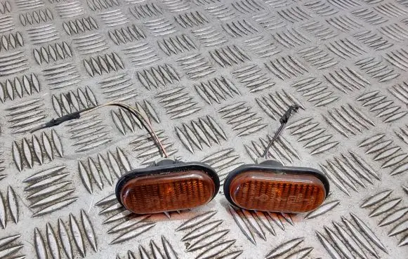 Front fender indicator light