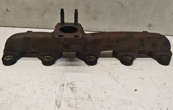 Peugeot 3008 II Exhaust manifold