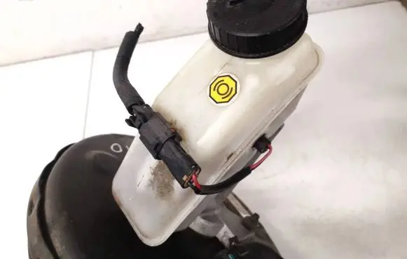 Chevrolet Kalos Brake fluid reservoir 