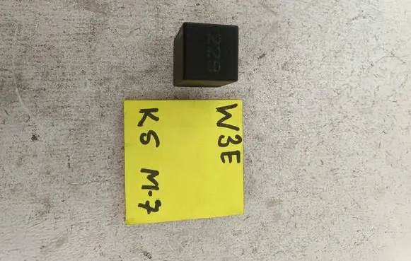 Volkswagen PASSAT B5 Other relay A1496
